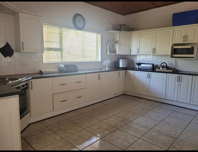 4 BEDROOM HOUSE FOR SALE IN MARGATE BEACH